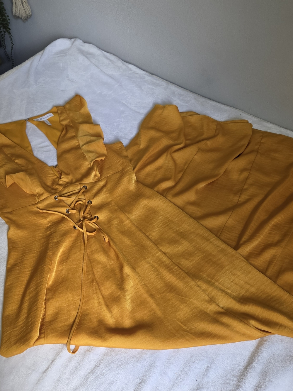 BCBGeneration Corset Front Maxi Dress Goldenrod Yellow Satin Size 6 EUC